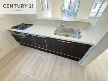 �L�b�`���@��l�C�̑Ζʎ��V�X�e���L�b�`�����̗p���Ă��܂��I���Ƒ��̃R�~���j�P�[�V���������R�Ƒ�����݌v�ł��B
���q�l�ɂ��ڂ��͂��̂Ŋ������ł��ˁI�L�X�g���ĉ��K�ō�Ƃ��i�݂܂��B