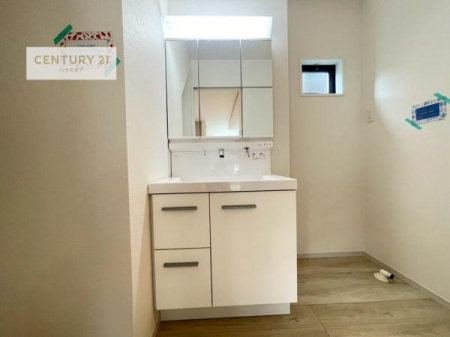 ���ʑ�E���ʏ��@�O�ʋ��d�l�̐��ʉ��ϑ���̗p�B�������[�t���̂��߁A�h���C���[�≻�ϕi�Ȃǂ���������Еt�����܂��B���ʑ�܂����L���g���A�����̐g�x�x�����K�ɍs���܂��I