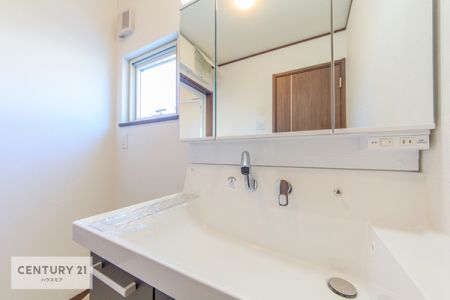 洗面台・洗面所　三面鏡付きの独立洗面台は、使い勝手だけではなく収納もたっぷりついています！
かさばる洗剤類もラクラク収納可能。
小窓付きで空気の入替えもでき、清潔に保つことができます。