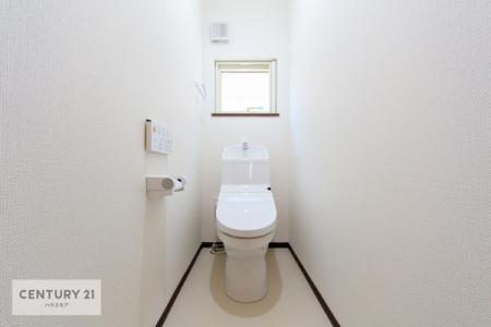 トイレ　シンプルカラーのトイレは、心落ち着く空間となっております！
温水洗浄機能はもちろん！小窓も付いているため、空気の入れ替えもラクラクできて嬉しいですね！
