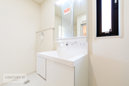 洗面台・洗面所　広々洗面所で脱衣スペースもゆったり利用できますね！明るく清潔感のある気持ちのいい空間です。
