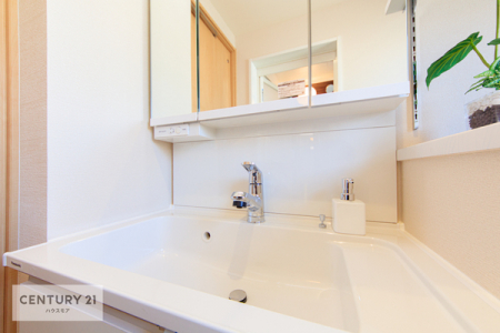 洗面台・洗面所　シックなデザインの洗面所は、独立洗面台付きです！
洗面台もお風呂も新規交換済みでとっても綺麗です。
是非一度現地でご確認下さい！