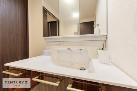 洗面台・洗面所　三面鏡洗面化粧台の裏には収納スペースがあります。歯ブラシやスキンケア用品などを置くのにちょうど良いですね！タオルも掛けられます！