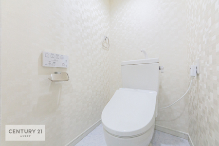 トイレ　シンプルなカラーのトイレ！白基調としているのでお掃除がしやすいです！