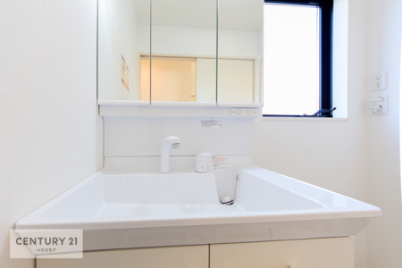 洗面台・洗面所　三面鏡付きの洗面化粧台は、収納力があり、歯ブラシやドライヤー・かさばる洗剤などもスッキリ収納可能です。
もちろん、照明とコンセントも付いています。