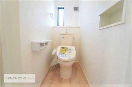 トイレ　1・2階にトイレがございます！朝の忙しい時間帯も待たずにすみそうですね。清潔感のあるトイレは気分が良くなりますね。もちろんウォシュレット付き。