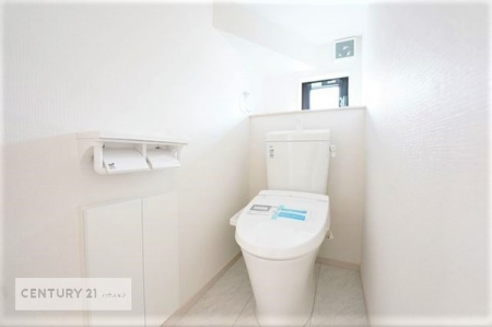 トイレ　1・2階にトイレがございます！朝の忙しい時間帯も待たずにすみそうですね。清潔感のあるトイレは気分が良くなりますね。小窓付きで空気を入れ替えもできて嬉しいですね。