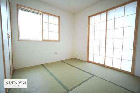 和室　リビングと隣接している和室です！客間や家事の休憩スペースとして使用するのもいいですね！畳の香りがリラックス効果をもたらし、気持ちよく安らげる空間です！
