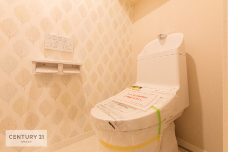 トイレ　温水洗浄便座も新品交換されています。
アクセントクロスがおしゃれなトイレは、明るく清潔感があります。
収納も付いているので、トイレットペーパーや掃除用具もきちんと収納することができます。
