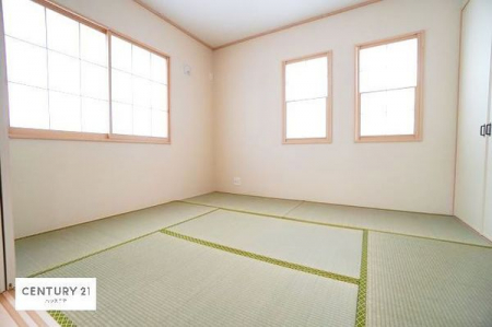 和室　リビングと隣接している和室です！客間としてはもちろん、家事の休憩スペースとして使用するのもいいですね！畳の香りがリラックス効果をもたらし、気持ちよく安らげる空間です！