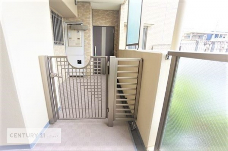 玄関　プライバシーを守ることができるうえに、防犯面でも高い効果が高い専用ポーチ付きのお部屋です。