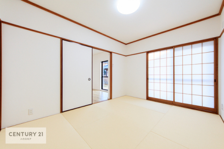 和室　〇タタミの香りが安らぎを与える、リラックス空間。開放感のある和室となっております。日本人の心感じる「和」の空間。井草の香り漂う空間は癒しのひと時を演出してくれます！