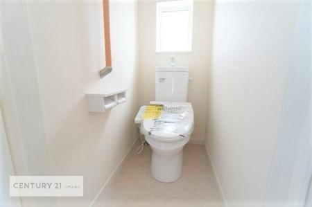 トイレ　1・2階にトイレがございます！朝の忙しい時間帯も待たずにすみそうですね。白を基調とした清潔感のあるトイレです。便座はまだついておりませんが、お引渡しまでには工事完了しますのでご安心ください。