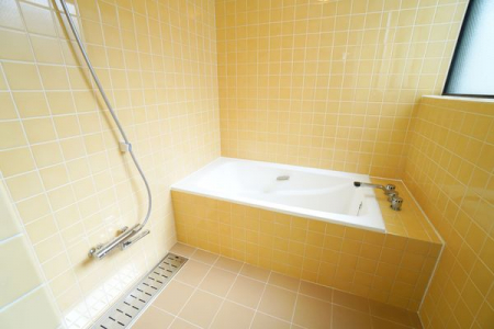 浴室　システムバスはリフォーム完了済みです！
明るく清潔感のあるお風呂です。窓付きの為、こもった空気もすぐに入れ替えることができます。