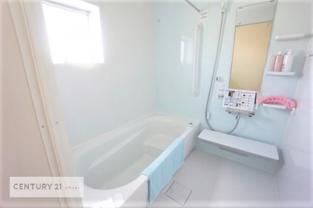 浴室　ホワイトカラーをベースとしたバスルームです。
一日の疲れを癒すリラックスタイムを過ごせます！
毎日のバスタイムが楽しみになりますね。