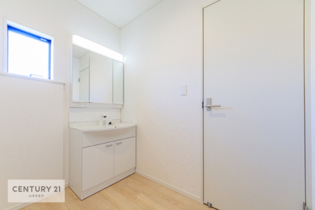 洗面台・洗面所　広々洗面所で脱衣スペースもゆったり利用できますね！明るく清潔感のある気持ちのいい空間です。
朝に身支度便利な独立型洗面台です。