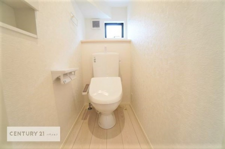 トイレ　1・2階にトイレがございます！朝の忙しい時間帯も待たずにすみそうですね。清潔感のあるトイレは気分が良くなりますね。小窓付きで空気を入れ替えもできて嬉しいですね。