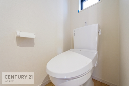 トイレ　1・2階にトイレがございます！朝の忙しい時間帯も待たずにすみそうですね。白を基調とした清潔感のあるトイレです。小窓付きですぐに空気を入れ替えることができるのも嬉しいポイントです。