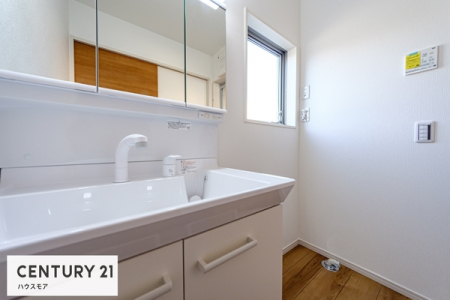 洗面台・洗面所　洗面所には小窓が付いているので、換気もしっかりとできますね！明るく清潔感のある洗面所です。