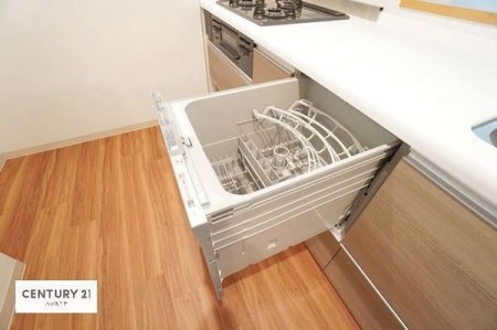 キッチン　食洗器付き！忙しい時や冬場が手荒れ防止にもなる便利な仕様です。ビルトインなので場所を取らないので、広い調理スペースが確保できて作業がしやすく料理が捗ります！