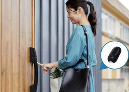 その他　設備　スマート玄関ドア
鍵穴を見せない高い防犯性と便利な機能を両立したスマートコントロールキーを搭載した新しい玄関ドアです。
