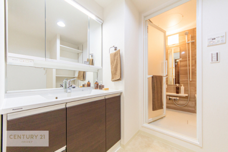 洗面台・洗面所　広々洗面所で脱衣スペースもゆったり利用できますね！明るく清潔感のある気持ちのいい空間です。
お風呂前やお風呂上りも気分が良いですね。