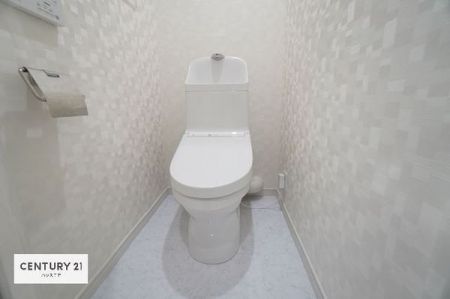 トイレ　トイレも新規交換済みです！もちろん温水洗浄機能付きです。
明るい色合いのクロスがオシャレで心落ち着く空間です。
