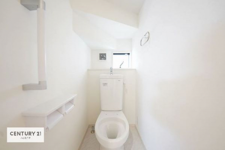 トイレ　1・2階にトイレがございます！朝の忙しい時間帯も待たずにすみそうですね。白を基調とした清潔感のあるトイレです。小窓付きですぐに空気を入れ替えることができるのも嬉しいポイントです。