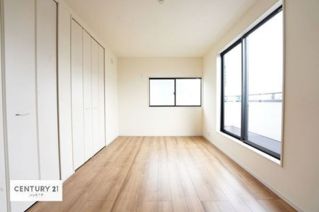 洋室　白を基調とした洋室は、シンプルなデザインで家具を選びません！
お気に入り家具を置いて自分だけのくつろぎ空間を作り上げることができます。
壁面も広くレイアウトも自由自在です。