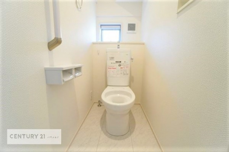 トイレ　1・2階にトイレがございます！朝の忙しい時間帯も待たずにすみそうですね。清潔感のあるトイレは気分が良くなりますね。小窓付きで空気の入れ替えができる所も嬉しいポイント！
