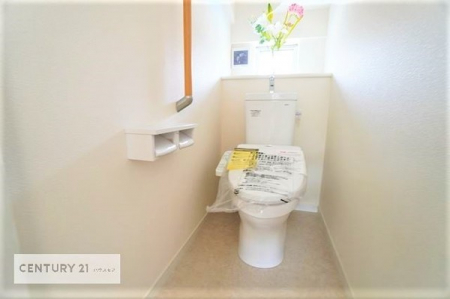 トイレ　【他号棟】
1・2階にトイレがございます！朝の忙しい時間帯も待たずにすみそうですね。アクセントクロスがオシャレな清潔感のあるトイレです。