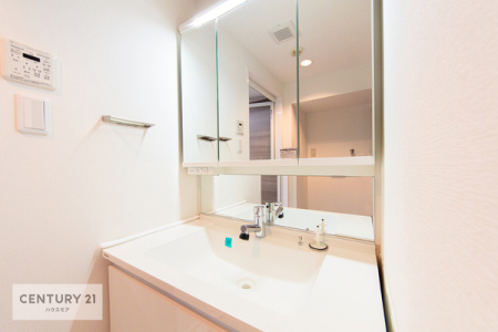 洗面台・洗面所　洗面所には小窓が付いているので、換気もしっかりとできますね！明るく清潔感のある洗面所です。