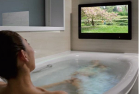 その他　設備　浴室TV（24型ワイド）
お風呂でも大きな画面でテレビやアニメ、映画を楽しむことができ、バスタイムがもっと快適になります。