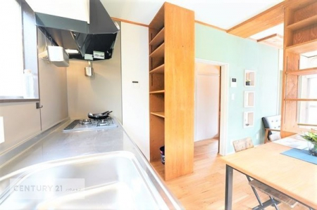 キッチン　収納スペースがたっぷり付いた便利なシステムキッチンです！しっかり広さが確保されているので、壁際に冷蔵庫置いてもスムーズに動けます。ぜひ一度、現地でご確認ください。