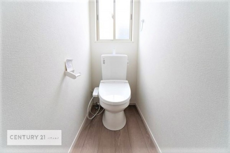 トイレ　ウォシュレット付きトイレ新規交換！白を基調としているためお手入れがしやすいです！