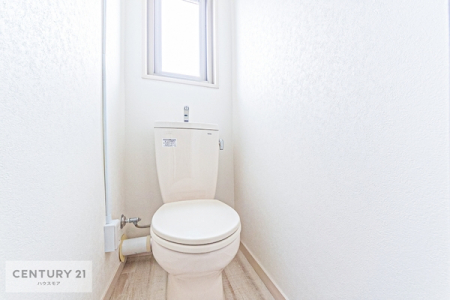 トイレ　白を基調としたお手入れしやすい清潔感のあるトイレです！小窓が付いているので換気が出来て嫌な臭いを追い出すことができ、居心地よいトイレを保ってくれますね！トイレの蓋は入居時までについてきます