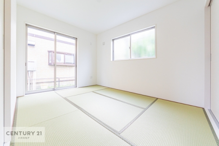 和室　タタミの香りが安らぎを与える、リラックス空間。窓も大きく開放感のある和室となっております。日本人の心感じる「和」の空間。井草の香り漂う空間は癒しのひと時を演出してくれます！