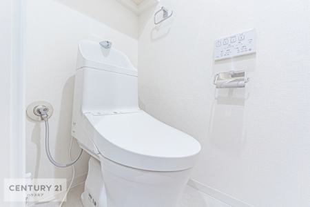トイレ　温水洗浄便座付きトイレなので、冬場は暖かい便座に座ることが可能です！そして白を基調としたトイレなのでお手入れがしやすいです！