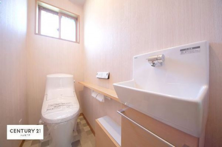 トイレ　1・2階にトイレがございます！朝の忙しい時間帯も待たずにすみそうですね。白を基調とした清潔感のあるトイレです。もちろん温水洗浄機能付きの便座です！