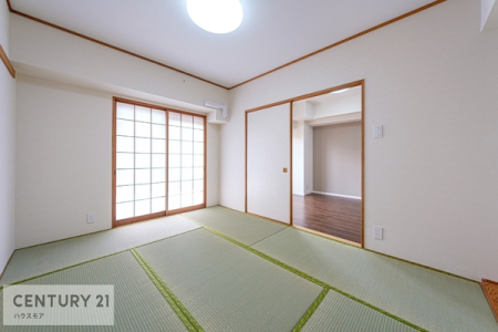和室　タタミの香りが安らぎを与える、リラックス空間。開放感のある和室となっております。日本人の心感じる「和」の空間。井草の香り漂う空間は癒しのひと時を演出してくれます！