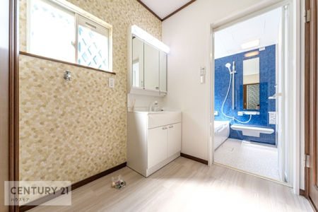 洗面台・洗面所　身だしなみが整えやすい三面鏡の独立型洗面台です！
小窓が付いているので風呂の蒸気で湿度が高くなるジメジメ感を喚起してくれてカビや水垢対策にもなります