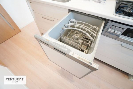 キッチン　食洗器付きシステムキッチン！忙しい時や冬場の手荒れ防止として大変便利な仕様になっています！ビルトイン仕様なので場所も取らず広々した調理スペースで作業がしやすいです！