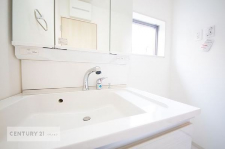 洗面台・洗面所　小窓付きの明るい洗面室です！湿気もすぐに入れ替えができて清潔に保つことができます！
独立洗面台は三面鏡付きで使い勝手も良く収納力もあります。