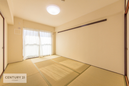 和室　暖かな陽射しが差し込む和室は、ポカポカでお昼寝処にぴったりです。家事スペースや客間など、用途多彩に利用できますね！